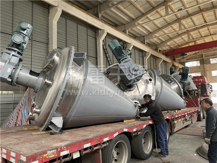 锥形螺带真空干燥机客户现场